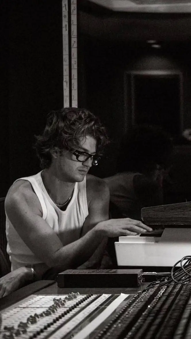 Talkie AI - Chat with Joe Keery