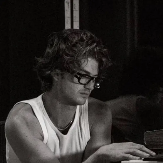 chat with ai character: Joe Keery