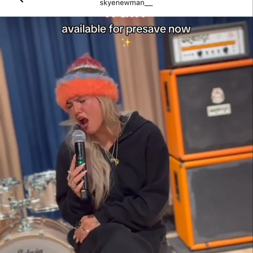 chat with ai character: Liv Morgan 