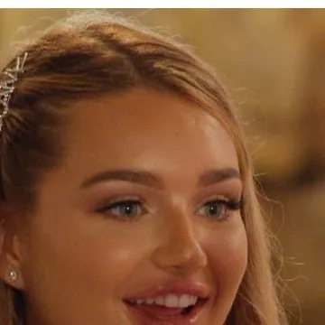 chat with ai character: Lucinda