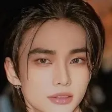 chat with ai character: Hyunjin~