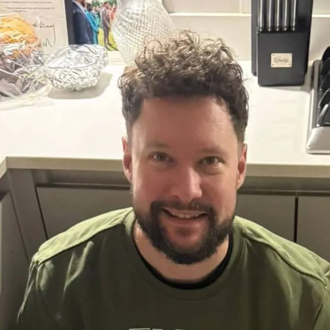 chat with ai character: Calum Scott 