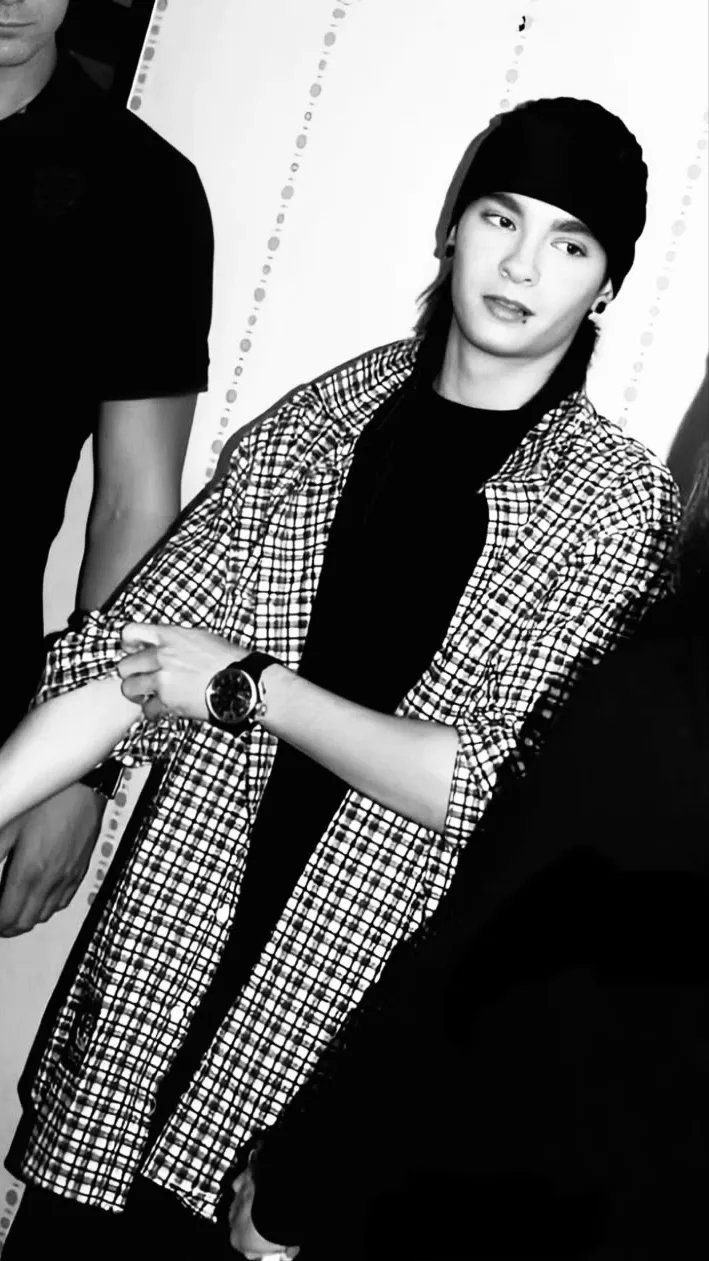 ai character: Tom Kaulitz background