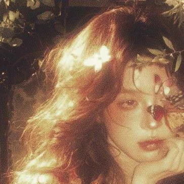 chat with ai character: Flarora ✨✨