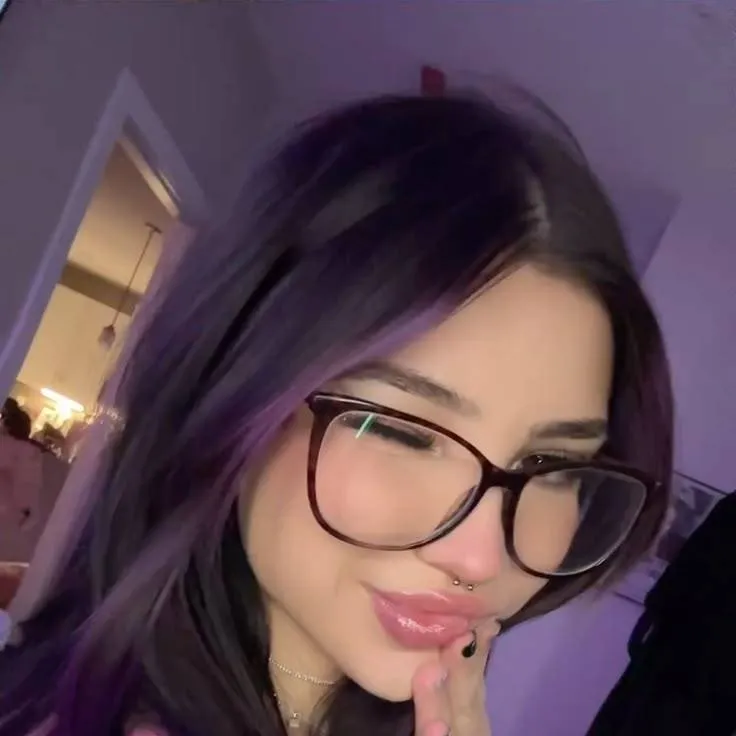 chat with ai character: Ashley