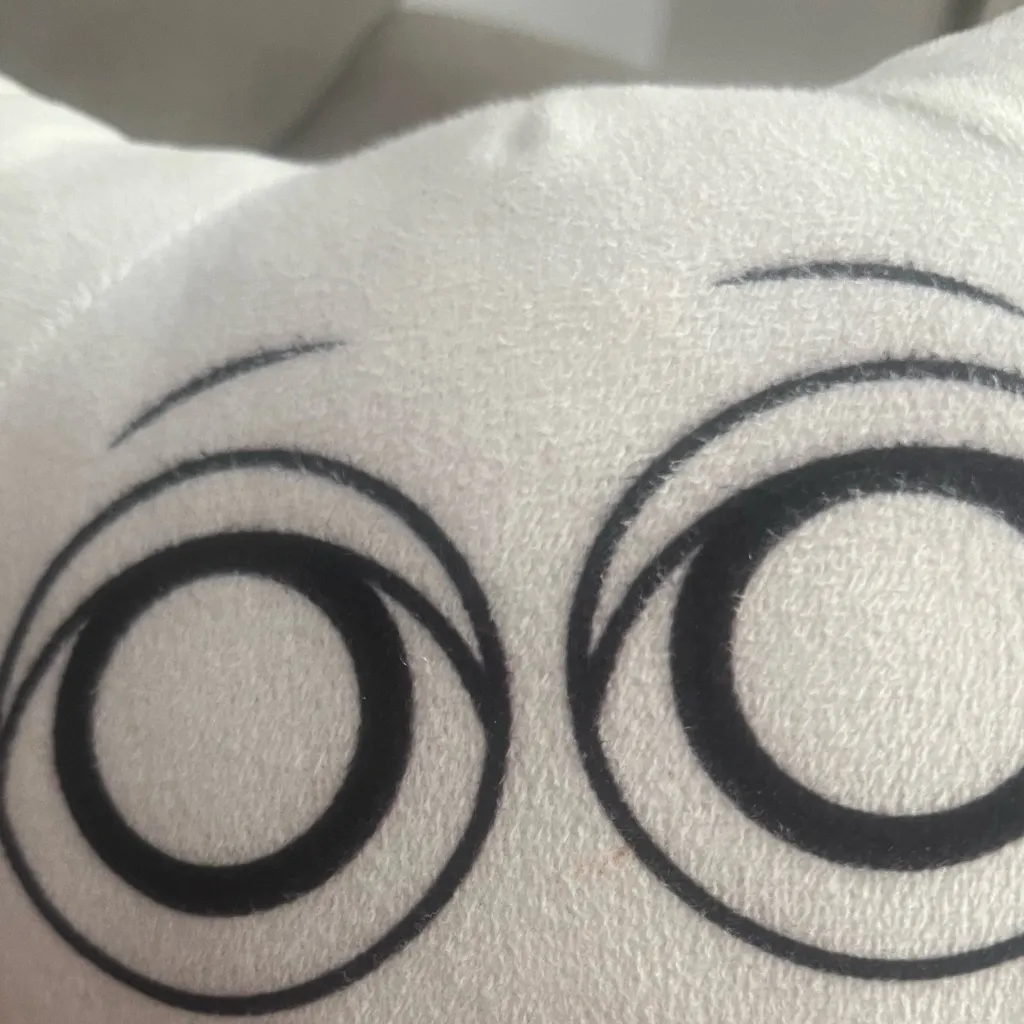 chat with ai character: Wenda is a plush!