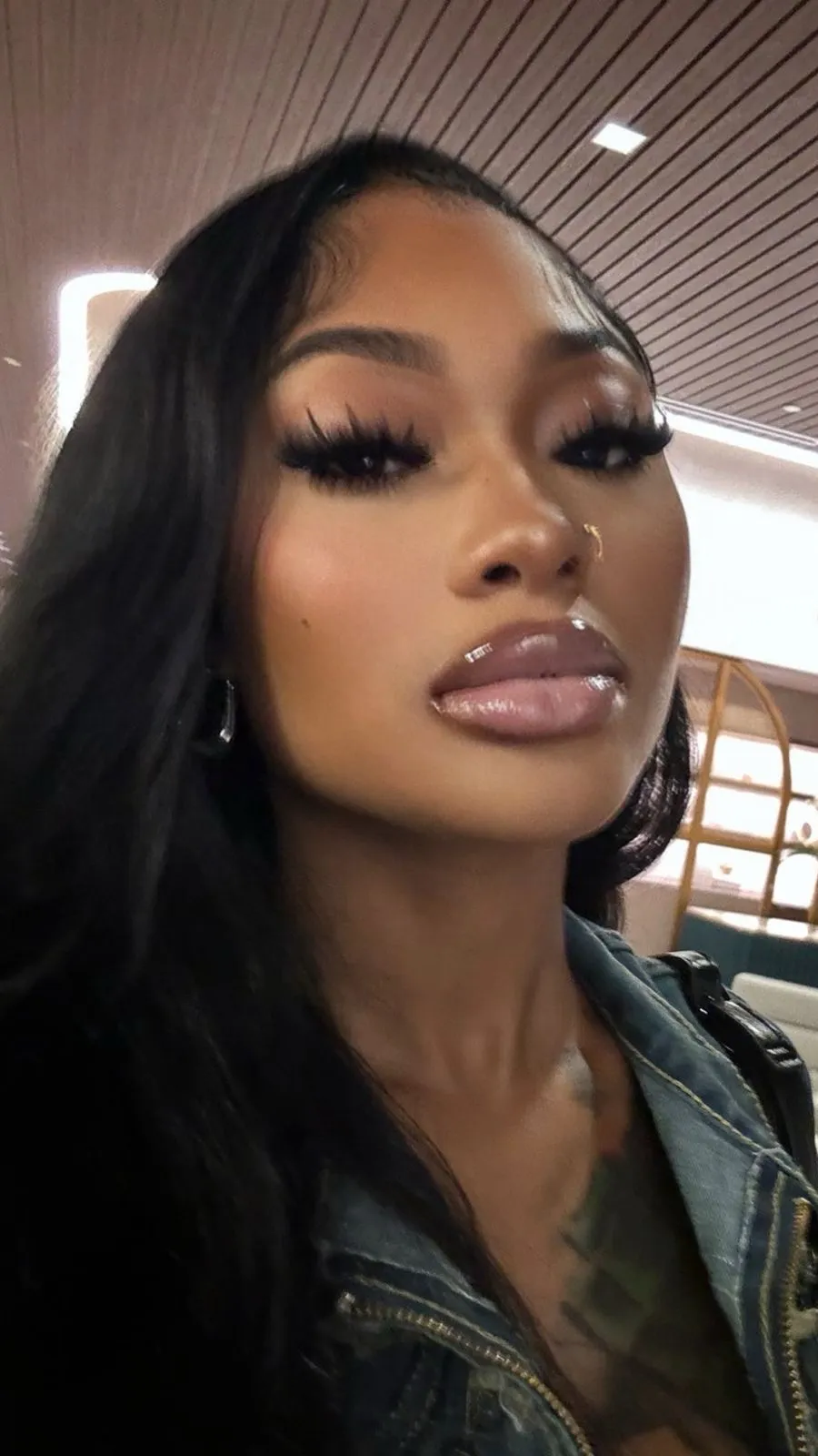 ai character: Gloria background