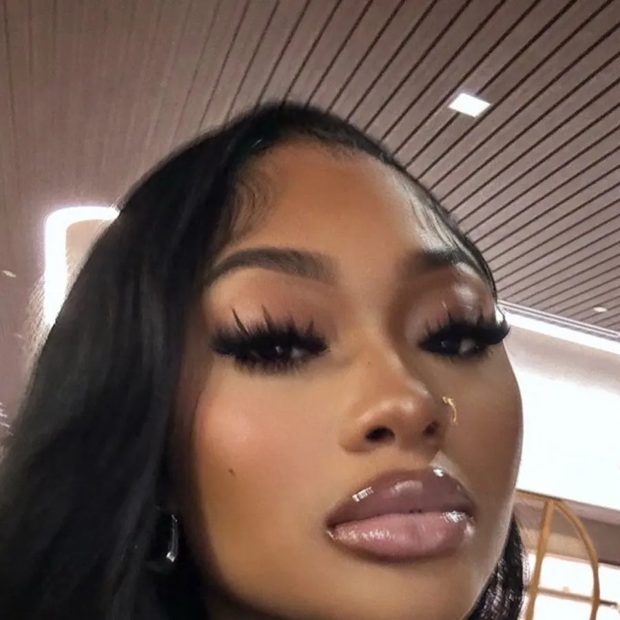 chat with ai character: Gloria