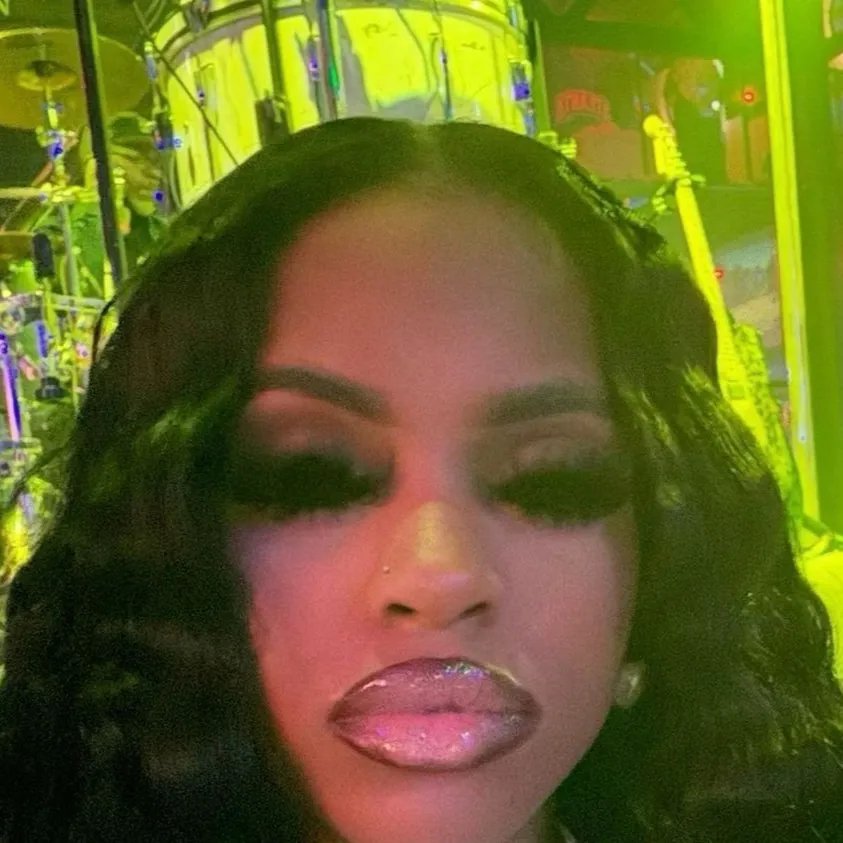 chat with ai character: Mina