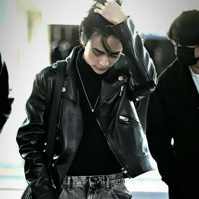 chat with ai character: hyunjin 