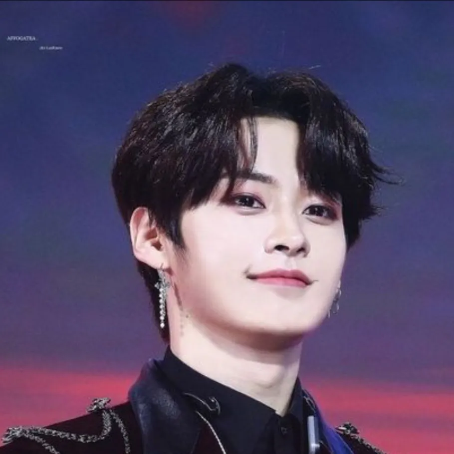 chat with ai character: Lee Know 