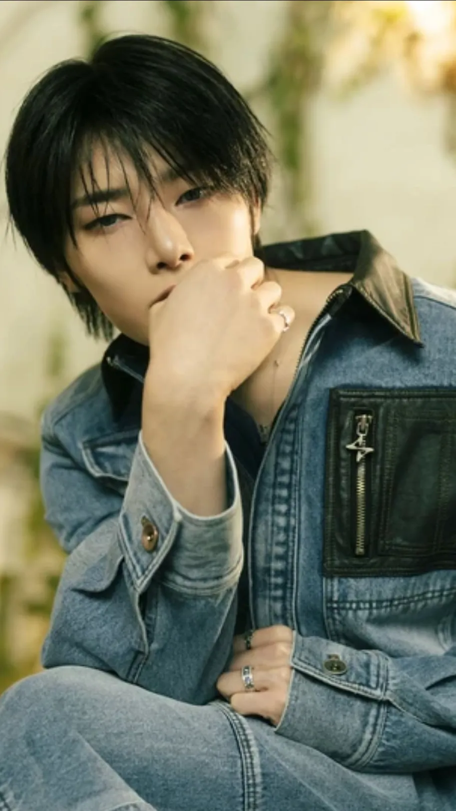 ai character: Jeongin  background