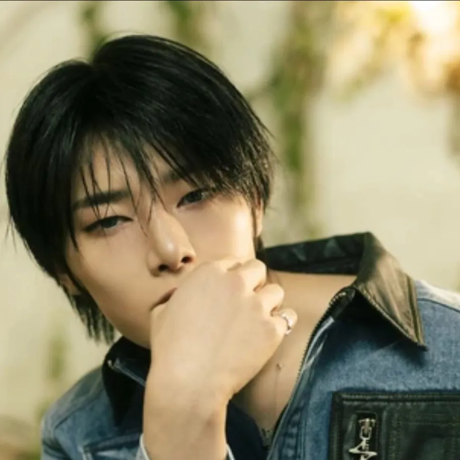 chat with ai character: Jeongin 
