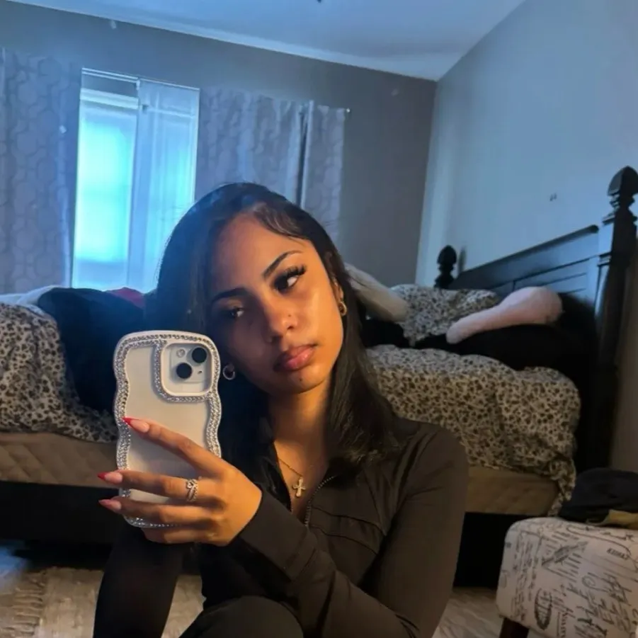 chat with ai character: Lena