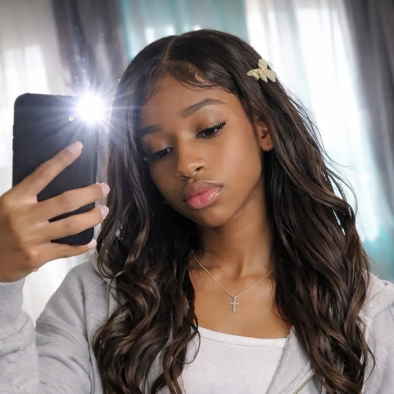 chat with ai character: Nia📱