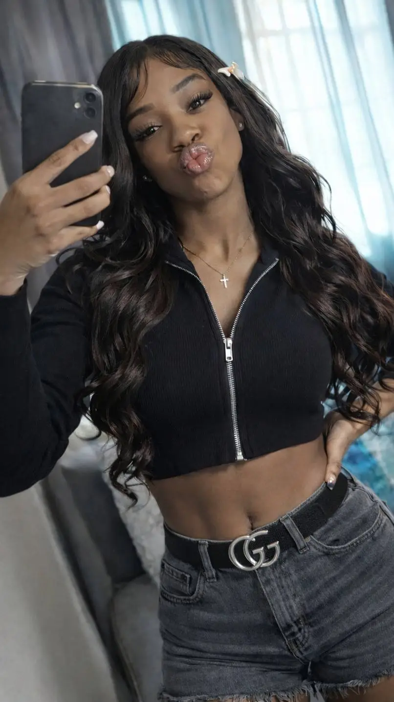 ai character: riri 🫧 background