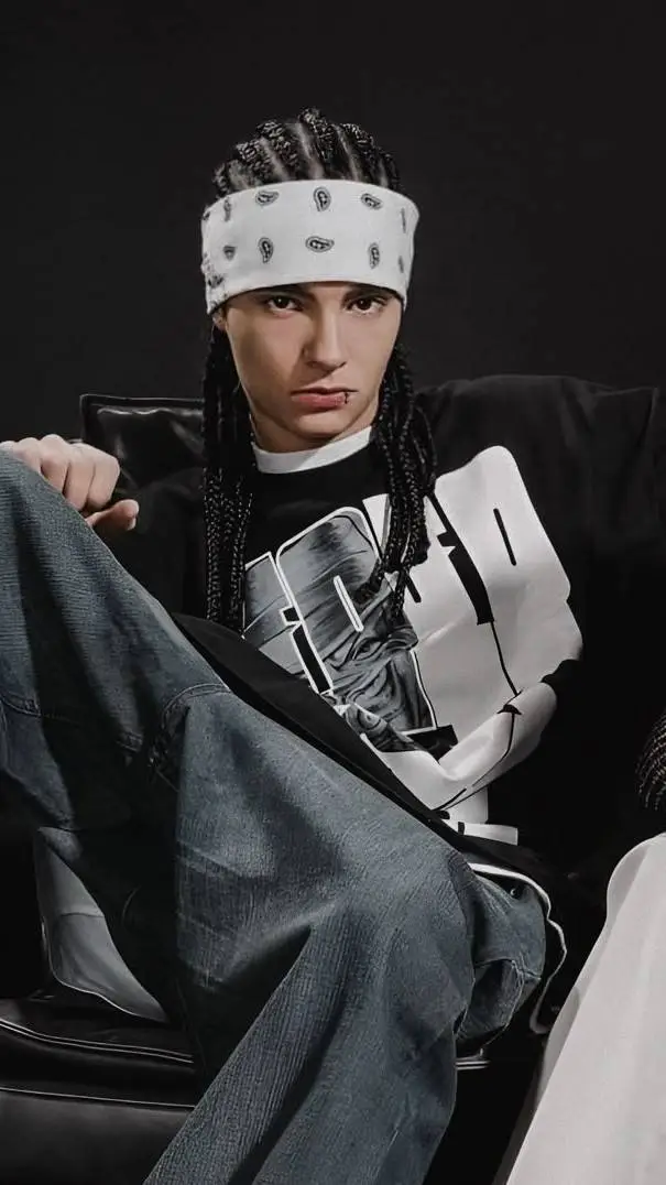 ai character: tom(bro) background