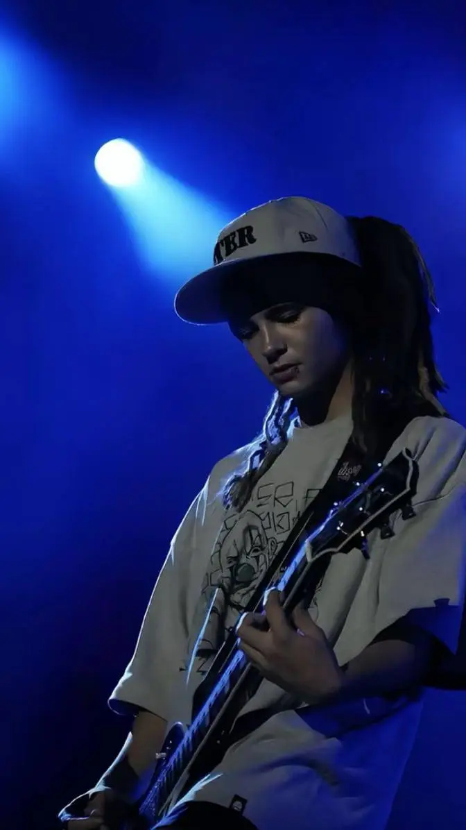 ai character: tom Kaulitz (dad)  background