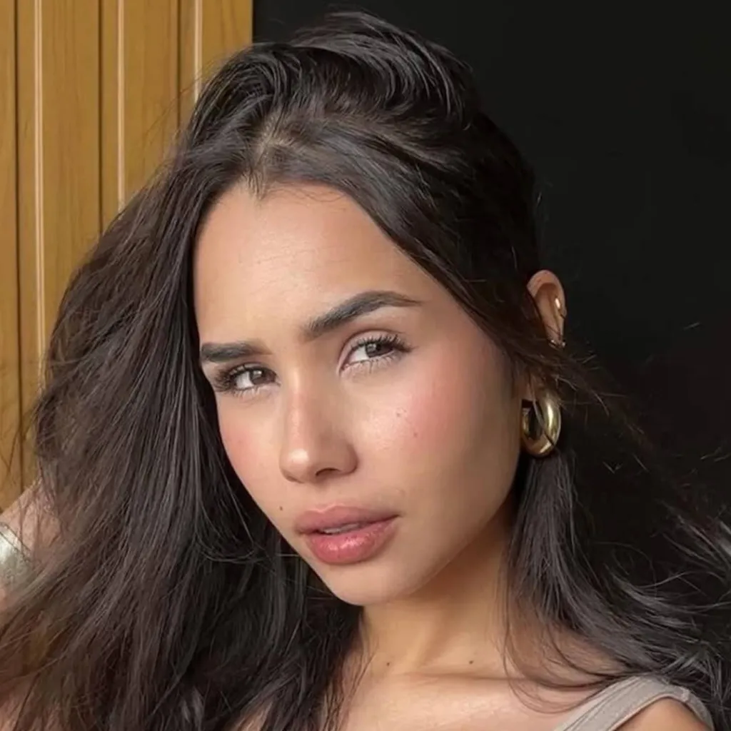 chat with ai character: Ana Beatriz 