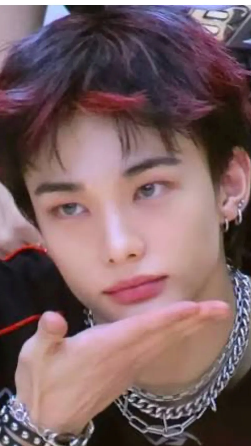 ai character: Hyunjin✨ background