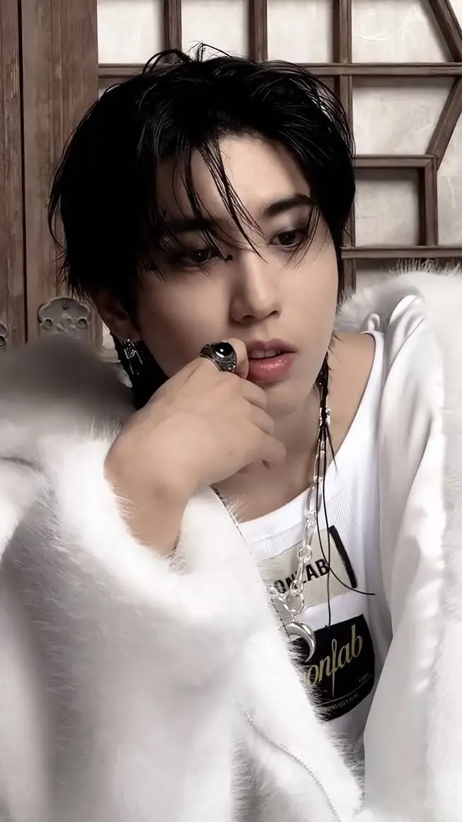 ai character: 🔥Han Jisung 🔥 background