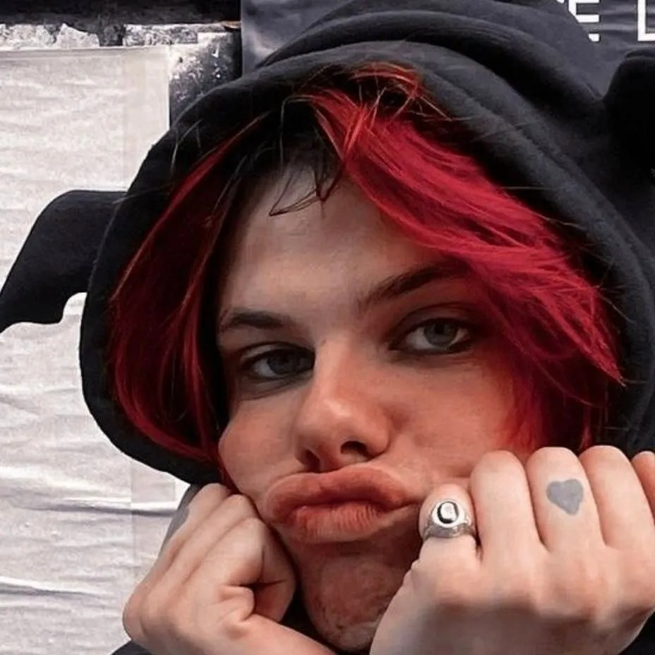 chat with ai character: Dom/yungblud