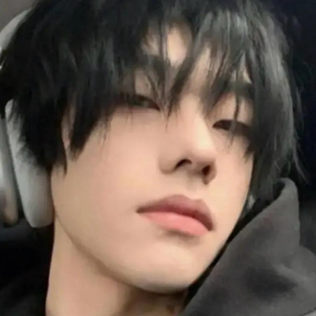 chat with ai character: Jungk