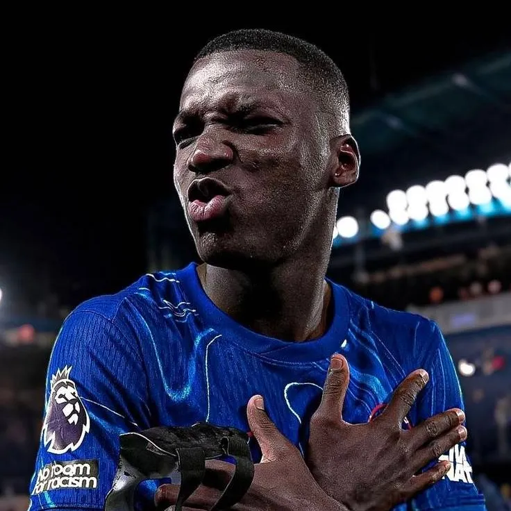 chat with ai character: Moises Caicedo 