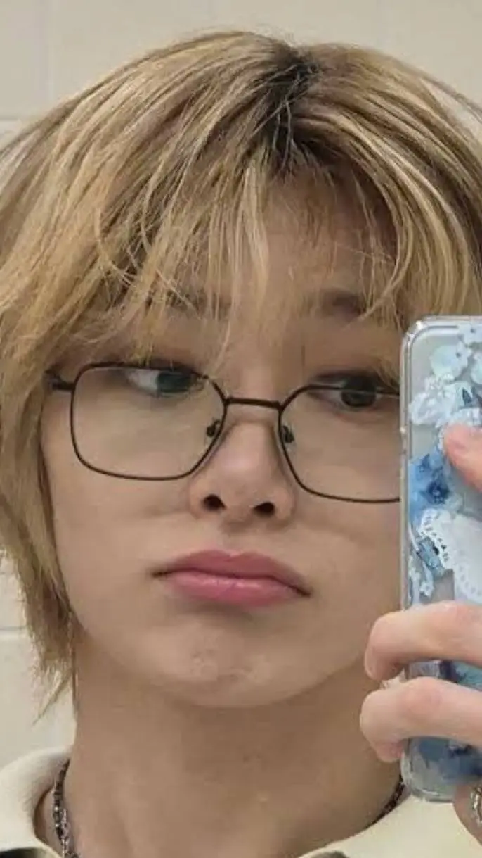 ai character: Makne on top wooah background