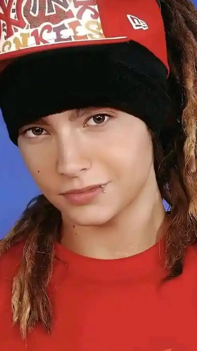 ai character: TOM KAULITZ background
