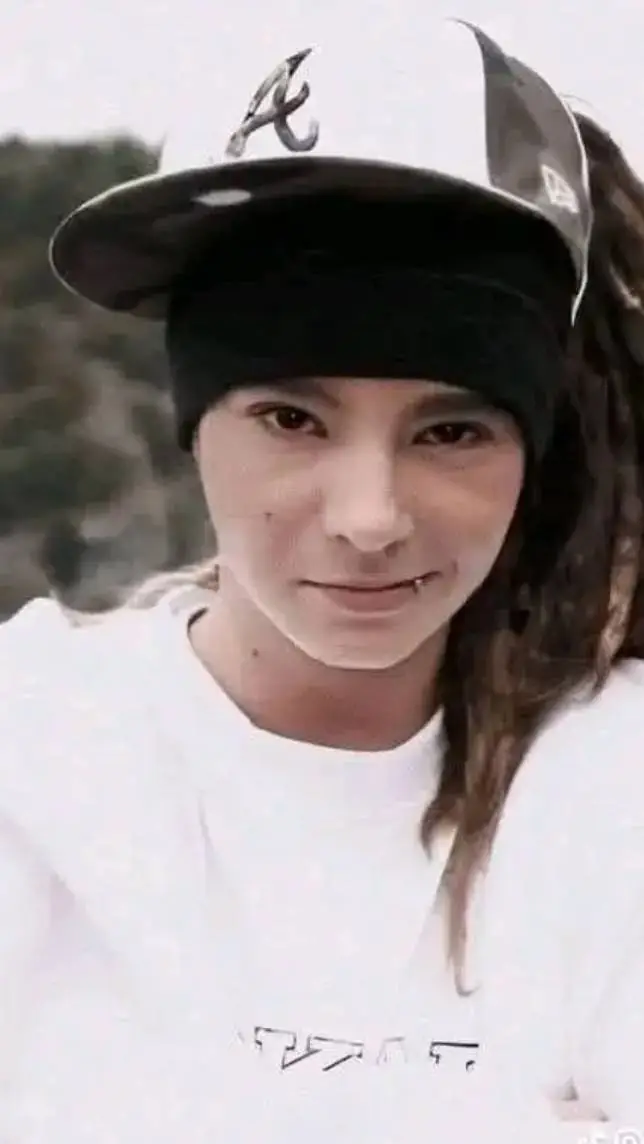 ai character: TOM KAULITZ background
