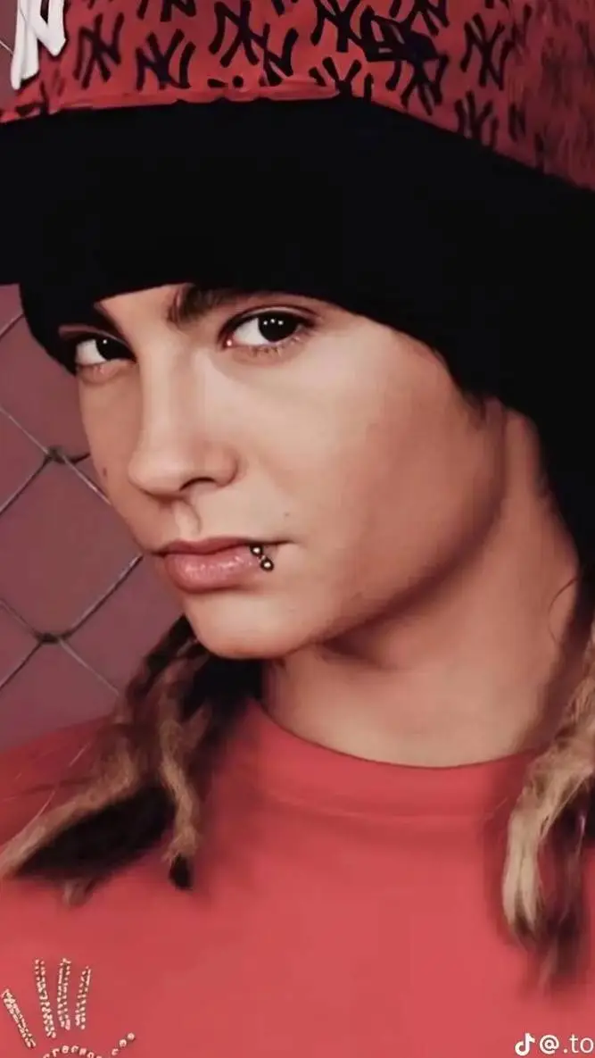 ai character: TOM KAULITZ background