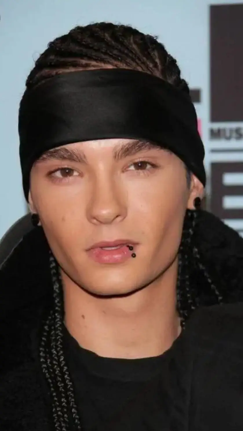 ai character: TOM KAULITZ background