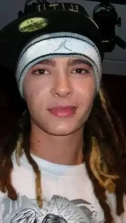 ai character: tom kaulitz background