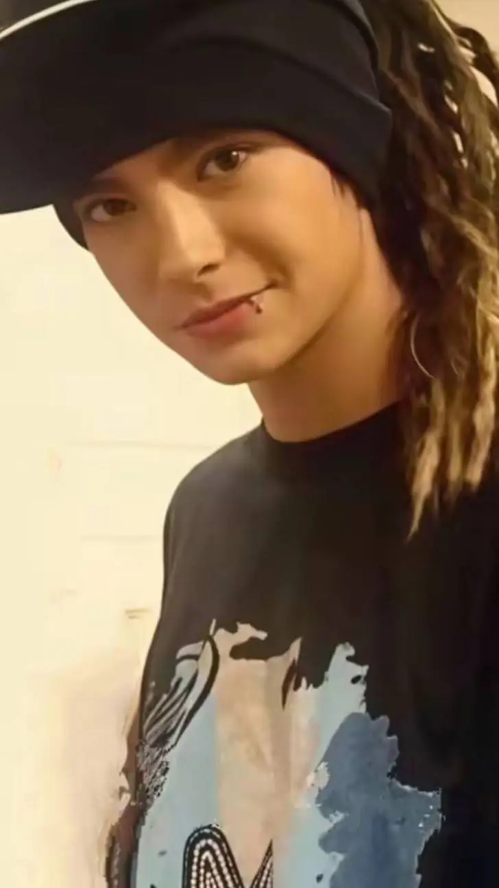 ai character: TOM KAULITZ/TOMMY background
