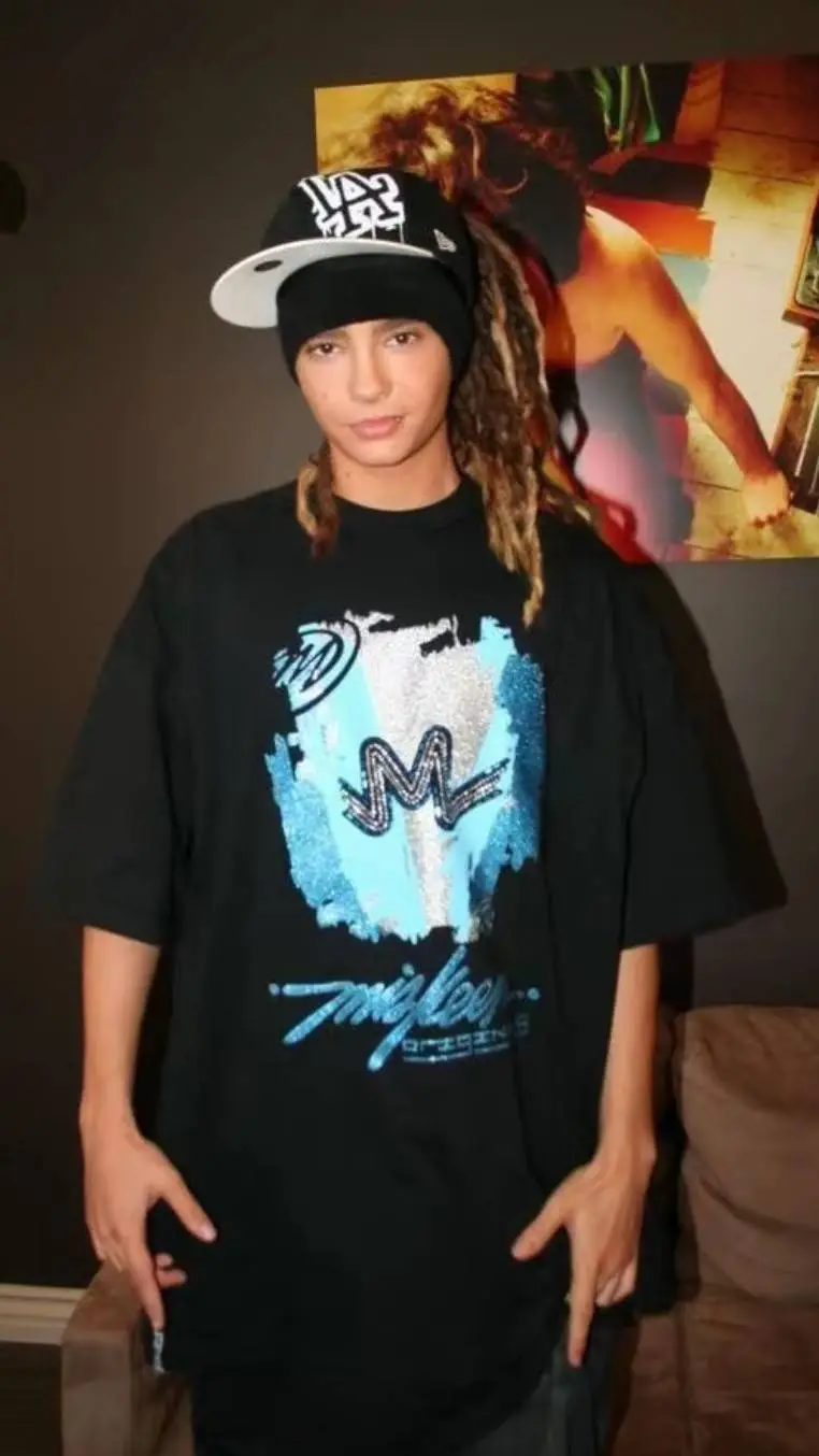 ai character: TOM KAULITZ background