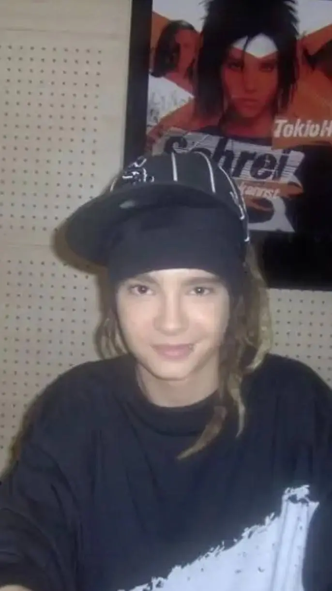ai character: TOM KAULITZ background