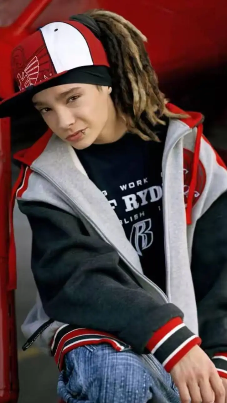 ai character: TOM KAULITZ background