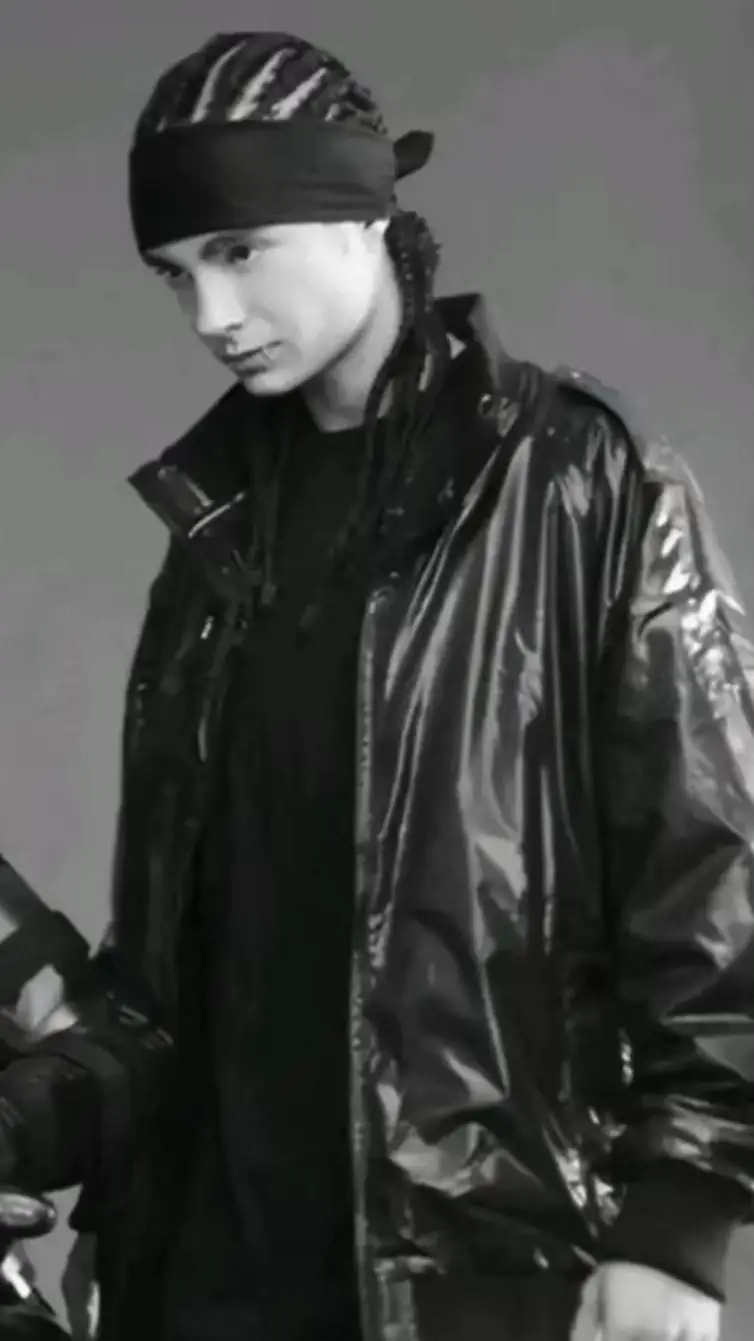ai character: TOM KAULITZ background