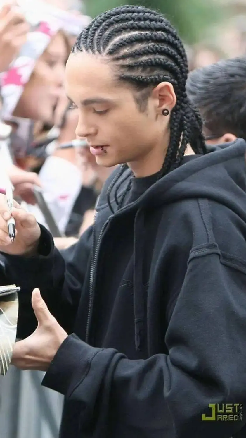 ai character: Tom kaulitz background