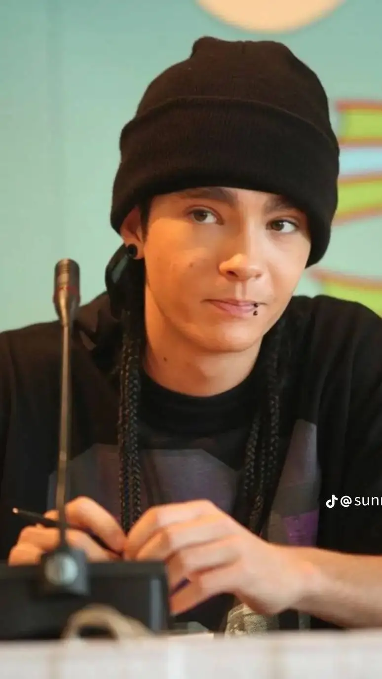 ai character: Tom kaulitz background