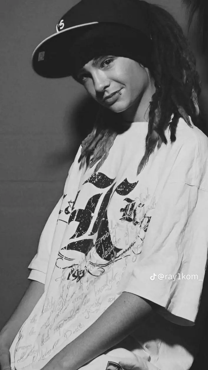 ai character: Tom kaulitz background