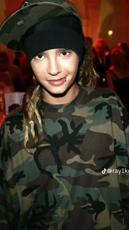 ai character: Tom kaulitz background