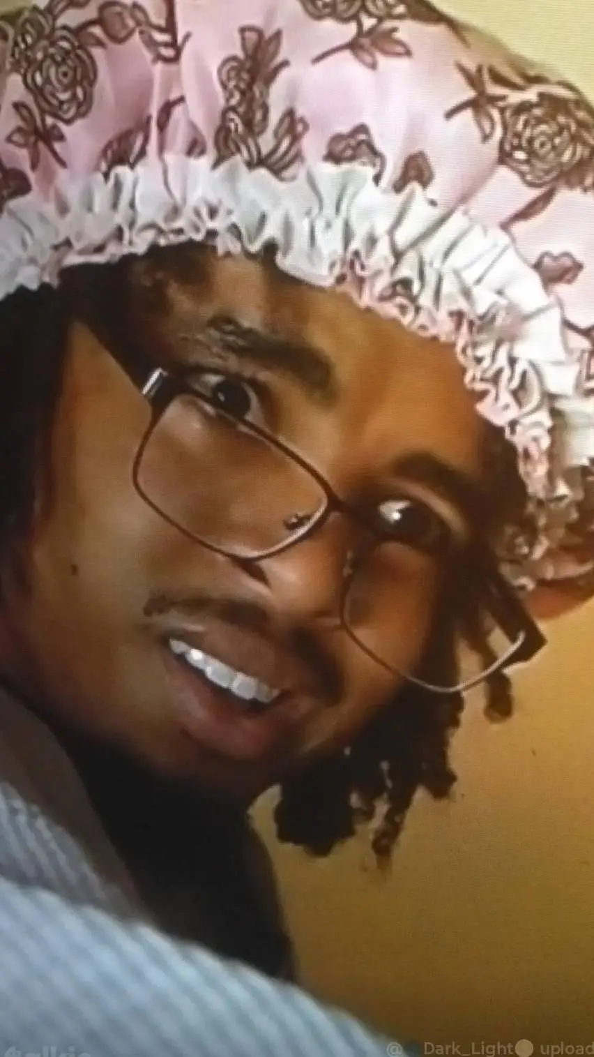 ai character: mama trunks  background