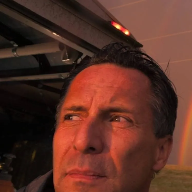 chat with ai character: [Tim Samaras]