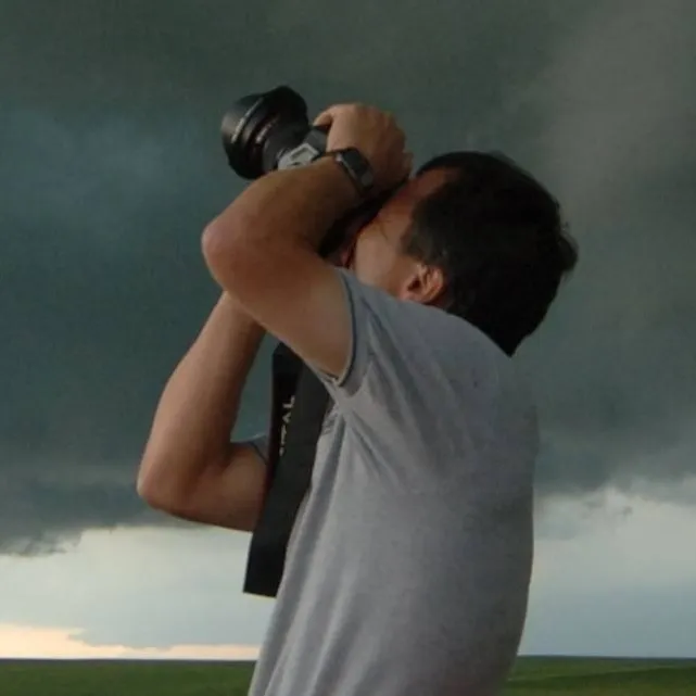 chat with ai character: Tim Samaras 