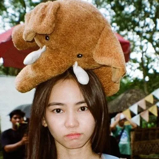 chat with ai character: LUNA MUHLACH 