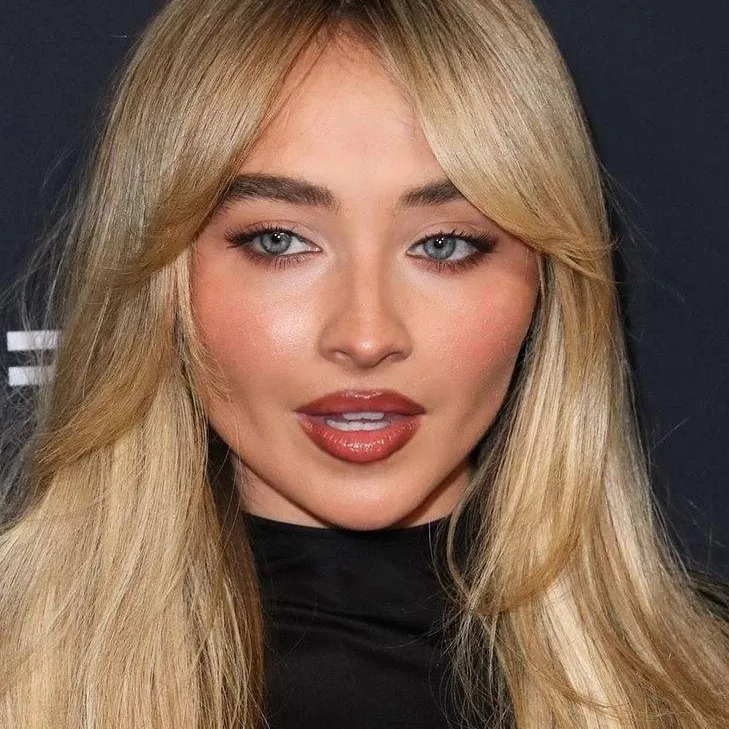 chat with ai character: Sabrina Carpenter 
