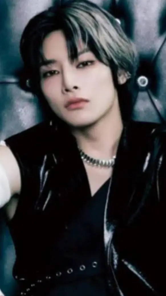 ai character: I.N  background