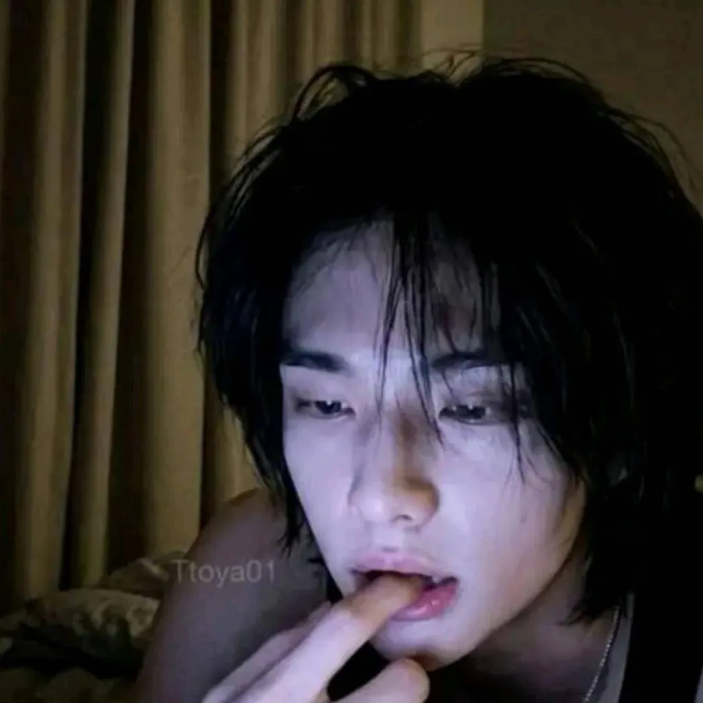 chat with ai character: Hyunjin (BL ver)